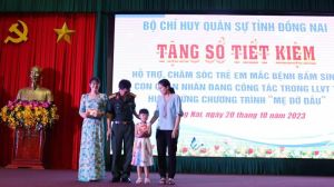 Bộ Chỉ huy quân sự tỉnh trao sổ tiết kiệm “Mẹ đỡ đầu” cho trẻ em đặc biệt