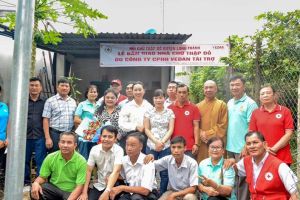 Bàn giao nhà chữ thập đỏ cho hộ khó khăn