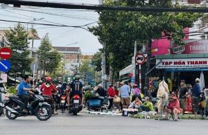 Ngang nhiên buôn bán giữa lòng đường