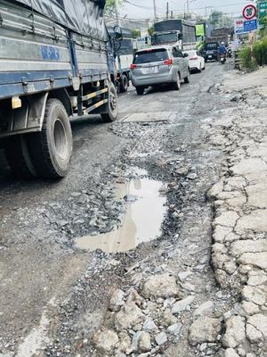 Bất an với những tuyến đường xuống cấp