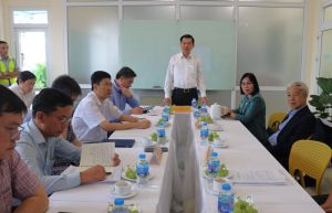 Provincial Party Secretary Nguyen Hong Linh meets representatives of industrial parks