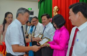 Bế giảng lớp bồi dưỡng, cập nhật kiến thức cho cán bộ lãnh đạo, quản lý của tỉnh