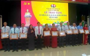 Hơn 200 đảng viên của Đảng bộ Biên Hòa được trao tặng Huy hiệu Đảng