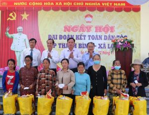 Quyền Chủ tịch UBND tỉnh Võ Tấn Đức dự Ngày hội Đại đoàn kết toàn dân tộc tại ấp Thanh Bình, xã Lộc An