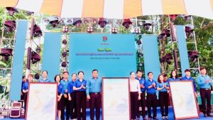 Trao tặng 1,2 ngàn bản đồ Việt Nam cho các huyện, thành đoàn và đoàn trực thuộc