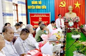 H.Vĩnh Cửu trao tặng Huy hiệu Đảng cho 22 đảng viên