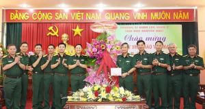 Thiếu tướng Phạm Trường Sơn chúc mừng Trường Đại học Nguyễn Huệ