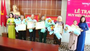 TP.Long Khánh: 9 đảng viên được trao Huy hiệu Đảng từ 50 năm tuổi Đảng trở lên