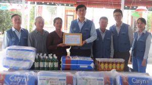 Công ty TNHH Posco VST thăm và tặng quà cho người già neo đơn tại xã Phú Hữu, H.Nhơn Trạch