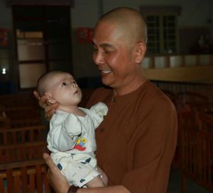 Xây dựng mái nhà cho trẻ mồ côi