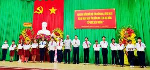 Trao tặng 300 suất học bổng tiếp bước đến trường