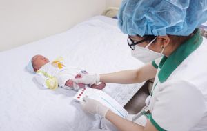 Lấy máu gót chân để sàng lọc sơ sinh hiệu quả