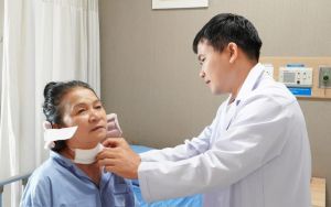 Phẫu thuật ca ung thư tuyến giáp 2 thùy di căn hạch cổ
