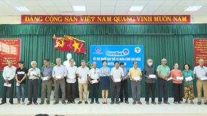 Trao tặng 100 phần quà cho người cao tuổi có hoàn cảnh khó khăn