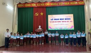 Tặng 450 triệu đồng học bổng cho học sinh, sinh viên nghèo trên địa bàn H.Vĩnh Cửu