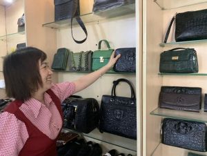 赚钱于鳄鱼皮制造产品