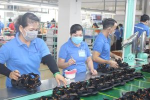 企業は労働者の雇用の確保に努めている。