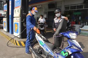 Giá xăng RON 95 và dầu diesel giảm nhẹ