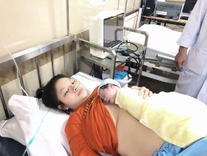 Các y, bác sĩ Phòng khám đa khoa An Phúc đỡ đẻ cho sản phụ sanh rớt
