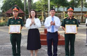 H.Nhơn Trạch thưởng đột xuất với cặp đôi đoạt giải cao