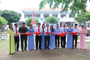 Triển lãm ảnh về Trường Sa tại Trường THCS Trường Sa