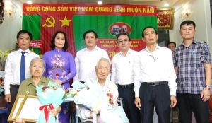 Đảng viên Nguyễn Việt Trân nhận Huy hiệu 75 năm tuổi Đảng