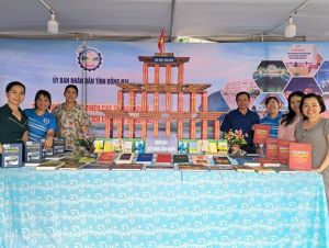 Thư viện Đồng Nai trưng bày, phục vụ bạn đọc tại công viên Dương Tử Giang