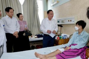 Quyền Chủ tịch UBND tỉnh, Trưởng ban An toàn giao thông tỉnh thăm hỏi các nạn nhân bị tai nạn giao thông