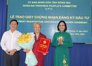 Trao giấy chứng nhận đầu tư cho 3 dự án FDI trên 100 triệu USD