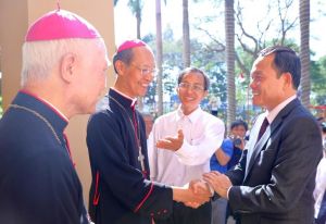 Phó Thủ tướng Trần Lưu Quang thăm, chúc mừng Giáng sinh tại Tòa Giám mục Giáo phận Xuân Lộc