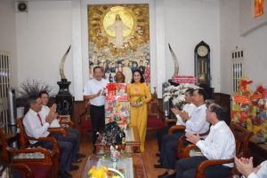 Bí thư Thành ủy Long Khánh Đặng Minh Nguyệt và lãnh đạo thành phố thăm, chúc mừng Giáng sinh 2023