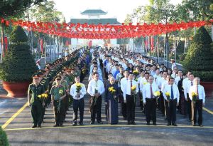 Lãnh đạo tỉnh viếng anh hùng liệt sĩ nhân kỷ niệm 79 năm ngày thành lập QĐND Việt Nam