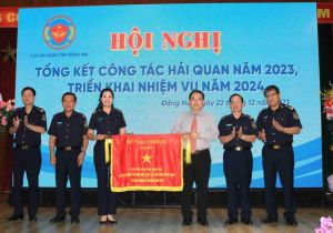 Cục Hải quan Đồng Nai nhận cờ thi đua xuất sắc của Bộ Tài Chính