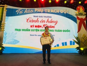 Thầy Tổng phụ trách yêu nghề