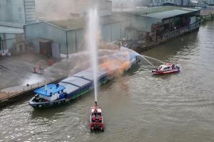 Diễn tập dập tắt đám cháy giả định trên sà lan bằng ca nô