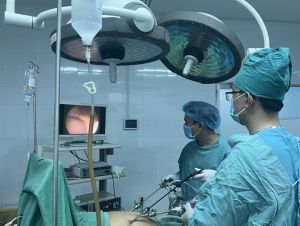 Trung tâm Y tế H.Cẩm Mỹ lần đầu phẫu thuật nội soi khâu thủng dạ dày cho bệnh nhân