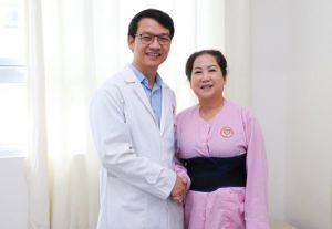 Bệnh viện đại học Y dược Shing Mark vừa phẫu thuật thay đĩa đệm nhân tạo, nắn trượt cột sống thành công cho bệnh nhân