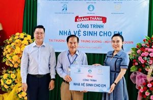 Khánh thành 4 công trình nhà vệ sinh cho em