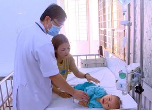 Bác sĩ nhi khoa tận tâm, khéo léo