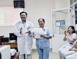 Nữ hộ lý trả lại tiền cho sản phụ để quên