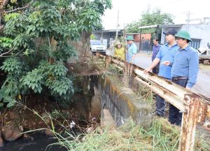 Chủ tịch H.Thống Nhất đi kiểm tra môi trường các dòng suối