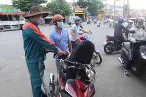 Giá xăng RON 95 giảm hơn 900 đồng/lít