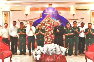 Quân khu 7 chúc Giáng sinh tại Tòa Giám mục Xuân Lộc