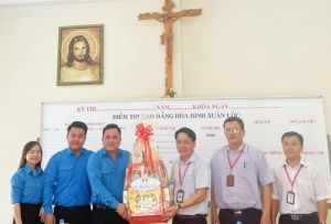 Tỉnh đoàn, Hội LHTN tỉnh thăm, chúc mừng giáng sinh