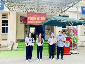 Khen thưởng học sinh có thành tích cao trong kỳ thi Olympic Toán học trẻ quốc tế