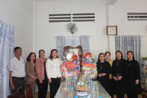 Trung ương Hội LHPN Việt Nam thăm, chúc mừng Giáng sinh tại một số dòng nữ tu