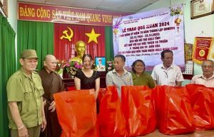 Trao tặng 50 phần quà Xuân cho gia đình thân nhân liệt sĩ