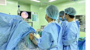 Phẫu thuật nội soi khâu gân cơ chóp xoay khớp vai cho bệnh nhân lớn tuổi