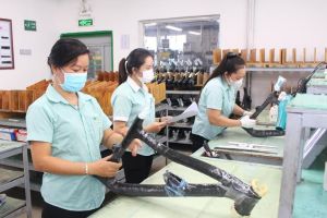 Người lao động mong chờ thưởng Tết 2024