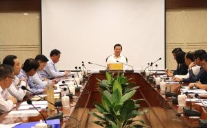 省委书记阮鸿玲主持接大勇贸易建设机汽股份公司会议